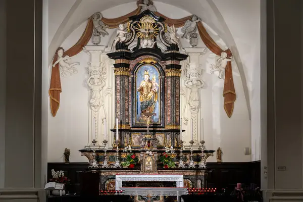Lugano, İsviçre - 22 Aralık 2024: Chiesa di San Carlo Borromeo Kilisesi 'nin süslü sunağı