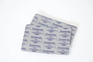 Finasteride 1 mg içeren bir su toplayıcısı. Genellikle saç dökülmesini tedavi etmek için kullanılan genel bir ilaç.