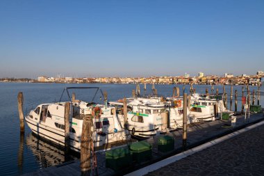 Chioggia, İtalya - 3 Mart 2025: Turist kiralama tekneleri Sottomarina 'da tatil gezileri için kullanılan lagüne yanaştı