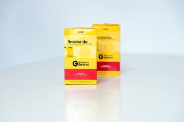 Bir kutu Finasteride 1 mg, beyaz arka planda saç dökülmesi tedavisinde kullanılan genel bir ilaç.
