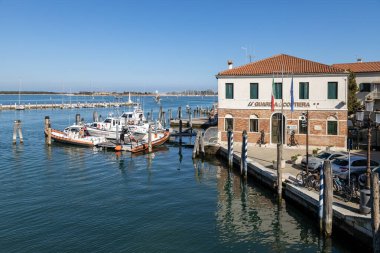 Chioggia, İtalya - 3 Mart 2025: İtalyan Sahil Güvenlik İstasyonu - Guardia Costiera - devriye botları gölde demirli