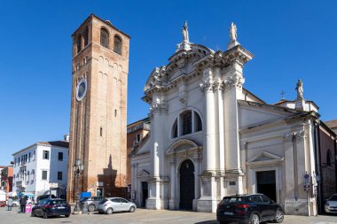 Chioggia, İtalya - 3 Mart 2025: Saint Andrew Kilisesi - Chiesa di SantAndrea - ve saatli ortaçağ çan kulesi