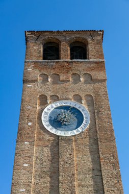 Chiesa di SantAndrea Saint Andrew, Chioggia, İtalya 'nın çan kulesinde çalışan dünyanın en eski saatlerinden biri.