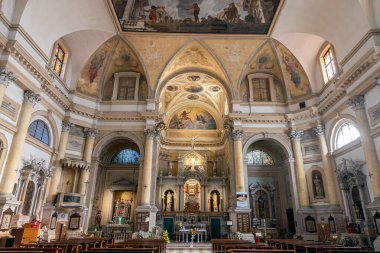 Chioggia, İtalya - 3. Mar 2025: Barok mimarisi ve dini freskleri olan San Giacomo Apostolo Kilisesi