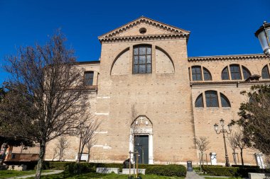 Chioggia, İtalya - 3. Mar 2025: Venedik bölgesinde tarihi bir Katolik kilisesi olan Santa Maria Assunta Katedrali 'nin yan cephesi