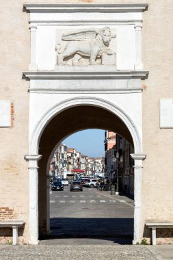 Corso del Popolo 'nun Porta Garibaldi Garibaldi Kapısı' ndan görünüşü, Saint Mark, Chioggia, İtalya 'nın Aslanı
