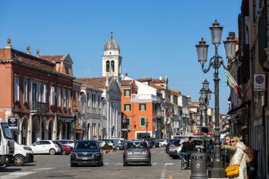 Chioggia, İtalya - 3. Mar 2025: Corso del Popolo, tarihi şehir merkezinin ana caddesi