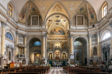 Chioggia, İtalya - 3. Mar 2025: Barok mimarisi ve dini freskleri olan San Giacomo Apostolo Kilisesi