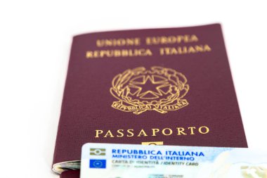 İtalya - Resmi İtalyan kimlik belgelerinin yakın çekimi: biyometrik pasaport ve elektronik kimlik kartı