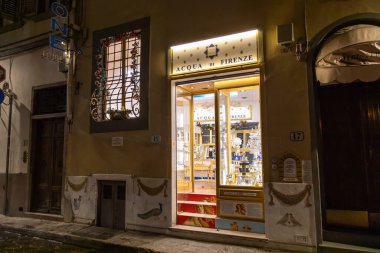 Florence, İtalya - 9 Mayıs 2025: Acqua di Firenze parfüm butiğinin gece manzarası, Floransa zarafeti ve sanatsal tarzı sergileniyor