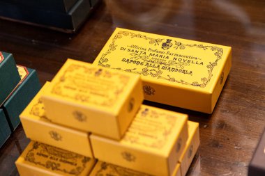 Florence, İtalya - 10 Mayıs 2025: Tarihi eczacı Profumo-Farmaceutica di Santa Maria Novella 'da badem sabun kutuları sergilendi