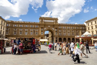 Floransa, İtalya - 10 Mayıs 2025: İkonik kemeri, sokak pazarı ve yayalarla dolu Atlıkarınca Meydanı