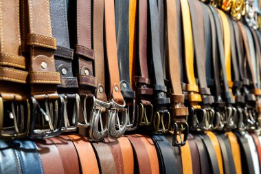 İtalya 'nın Floransa kentindeki Loggia del Mercato Nuovo' daki bir markette asılı duran deri kemerlerin yakın çekim görüntüsü.