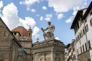 San Lorenzo Meydanı 'ndaki Giovanni delle Bande Nere heykelinin arka planında Basilica' nın kubbeleri, Floransa, İtalya