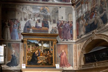 Floransa, İtalya - 10 Mayıs 2025: Domenico Ghirlandaio tarafından yapılan freskler, Çobanlara Tapma da dahil, Santa Trinita Bazilikası 'nın Sassetti Şapeli' nde