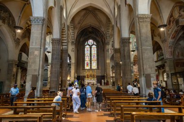 Floransa, İtalya - 10 Mayıs 2025: Vitray pencereli, ziyaretçi ve freskli sütunlu Bazilika di Santa Trinita 'nın İçi