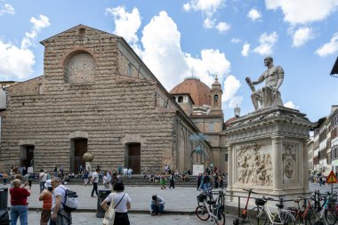 Floransa, İtalya - 10 Mayıs 2025: San Lorenzo Meydanı 'nda Giovanni delle Bande Nere heykeli, ziyaretçiler ve arka planda San Lorenzo Bazilikası