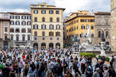 Floransa, İtalya - 10 Mayıs 2025: Neptün Çeşmesi ve Cosimo I heykeli çevresindeki Piazza della Signoria 'yı büyük turist kalabalığı doldurdu
