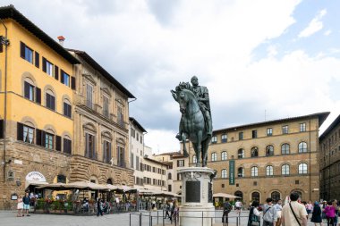 Floransa, İtalya - 10 Mayıs 2025: Rönesans binaları ve kafeleri ile çevrili Giambologna tarafından yapılan Cosimo I de Medici heykeli