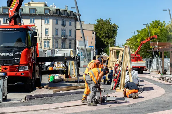 Padua, İtalya - 26 Eylül 2025: Şehir merkezinde tramvay hattı yenileme çalışmaları sırasında inşaat işçileri