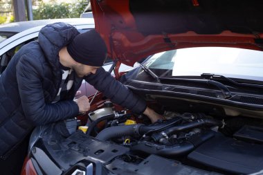 Açık Başlıklı Atölye Altında Bir Araba Motorunu Ustalıkla Tamir Etmenin Detaylı Kapanışı.