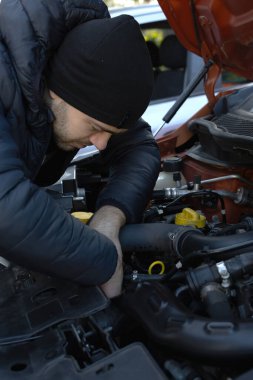 Açık Başlıklı Atölye Altında Bir Araba Motorunu Ustalıkla Tamir Etmenin Detaylı Kapanışı.