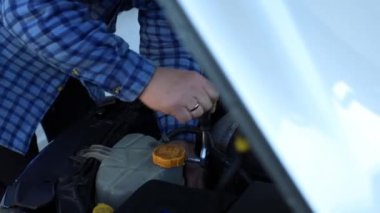 Otomotiv Bakımı Mekanik Uzmanlığı Açık Başlıklı Altında Bir Araba Motorunu Tamir Etmek İçin Aletler Kullanılıyor