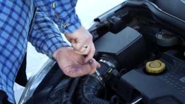 Otomotiv Bakımı Mekanik Uzmanlığı Açık Başlıklı Altında Bir Araba Motorunu Tamir Etmek İçin Aletler Kullanılıyor