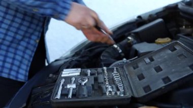 Otomotiv Bakımı Mekanik Uzmanlığı Açık Başlıklı Altında Bir Araba Motorunu Tamir Etmek İçin Aletler Kullanılıyor