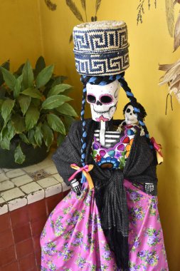 Ölü iskelet kadın ve çocuğun günü