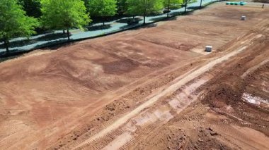 Mooresville, NC 'de derecelendirme, fırtına suyu yönetimi ve site çalışmalarının yapıldığı inşaat sahasındaki buldozer izlerini kapatın.. 