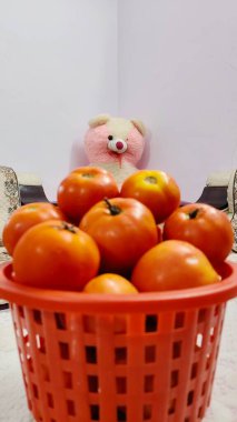 Seradaki sepetteki organik domatesler. Yakın plan..