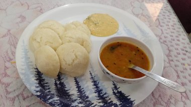 Hint gelini bilezik takıyor. Yakın çekim. Hint düğün fotoğrafçılığı, damat ve gelin elleri.