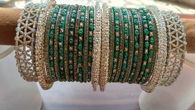 Bangle Green ve Golden Color. Yakın Hint Gelini Bileziği.