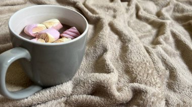 Marşmelovlu bir fincan sıcak içecek. 
