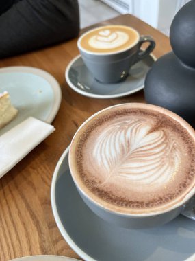 Bir kafede iki gri fincan kakao.