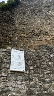 Üzerinde plaket olan bir kale duvarı. Castelo de Leiria, Portekiz