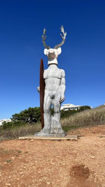 Portekiz 'in Nazare şehrinde geyik şeklinde bir sörfçü heykeli