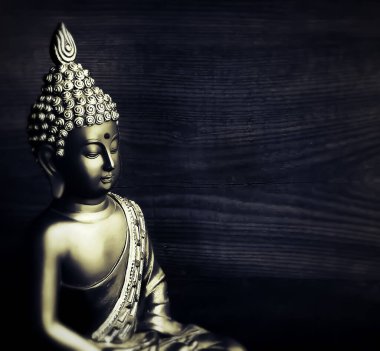 Siyah arkaplan ve ahşap dokuya sahip gülümseyen Buda duvar kâğıdı. kelimeler için kopya alanı ile huzurlu Buda arkaplanı, sakin bir gülümsemeyle meditasyon halinde. Düzenlenmiş Budist arka planı.