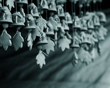 Artistik el yapımı kil askılar, sakin, soğuk tonlu arka plan ve yumuşak odaklı. Meditasyon, farkındalık, zen, sağIık, tırnak içinde kullanım için huzurlu ve sakin bir sahne..