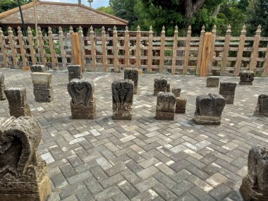 Mezarlıktaki eski mezar taşları.