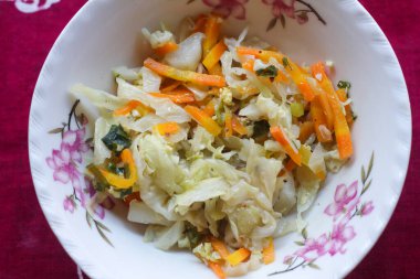 Çırpılmış yumurta, havuç, lahana ve yumurta gibi sebze ve yumurtaların temel malzemelerinden yapılan yemektir. Bu besin bol miktarda lif ve protein içerir. Bu da vücudun sağlığı için iyidir..