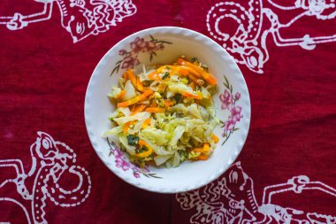 Çırpılmış yumurta, havuç, lahana ve yumurta gibi sebze ve yumurtaların temel malzemelerinden yapılan yemektir. Bu besin bol miktarda lif ve protein içerir. Bu da vücudun sağlığı için iyidir..