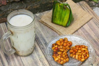 Köy yemekleri menüsünde bir bardak süt, abur cubur ve beyaz pirinç bandı var.