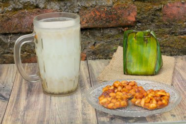 Köy yemekleri menüsünde bir bardak süt, abur cubur ve beyaz pirinç bandı var.