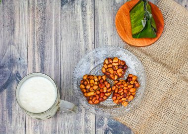 Köy yemekleri menüsünde bir bardak süt, abur cubur ve beyaz pirinç bandı var.