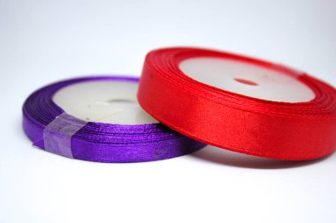 kırmızı ve mor saten kurdele beyaz arkaplanda izole