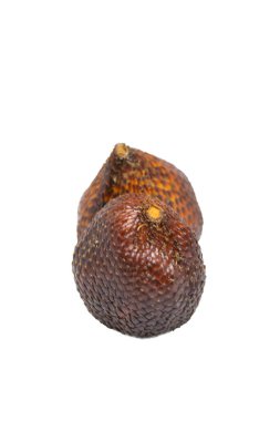Beyaz arkaplanda tatlı yılan meyvesi (salak) izole