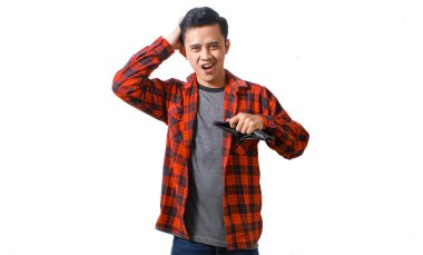 Başı ağrıyan Asyalı adamın parası tükeniyor. Beyaz arka planda boş cüzdan gösteriyor. İş konsepti.