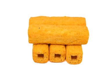  Kızarmış çubuk abur cubur mısır aroması beyaz arka planda izole edilmiş. Atıştırmalık yiyecek Endonezyası